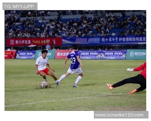 足球球星携背包亮相赛场时尚与运动的完美结合引发热议